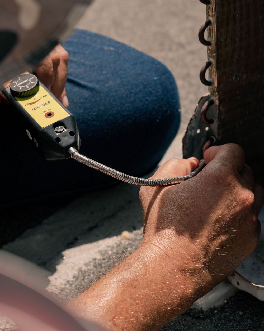 Pressure gauge connected to the coil of an outdoor heat pump unit